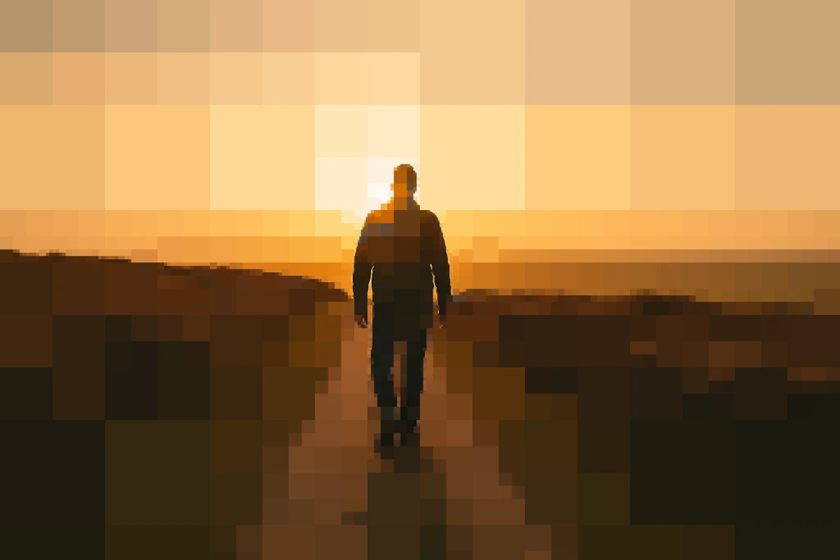 Ein einzelner Mensch geht auf einem schmalen Pfad am Fluss entlang in Richtung Horizont, umgeben von goldenem Licht und sanftem Nebel – Symbol für Lebensweg, Hoffnung und Bewegung nach vorn.