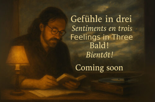 Porträt eines Mannes mit Brille, der bei warmem Licht in einem Buch liest; daneben ein Plattenspieler. Text: „Gefühle in drei – Sentiments en trois – Feelings in Three. Bald! Bientôt! Coming soon.“